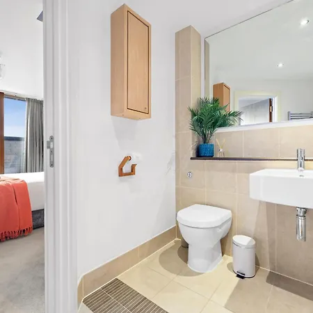 Central Apartment With Balcony & Secure Parking Manchester Extérieur photo