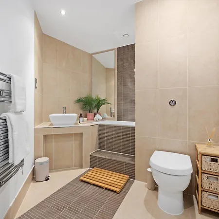 Central Apartment With Balcony & Secure Parking Manchester Extérieur photo