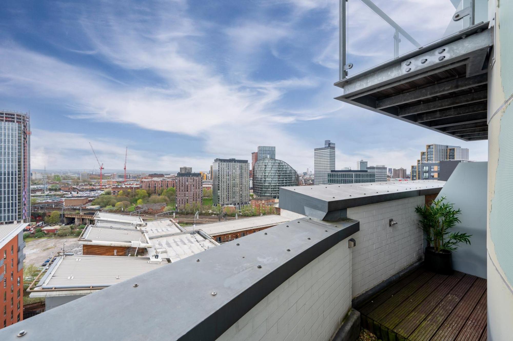 With Balcony & Secure Parking Apartamento *